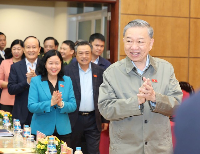 Party leader To Lam meets with local voters  - Ảnh 1.