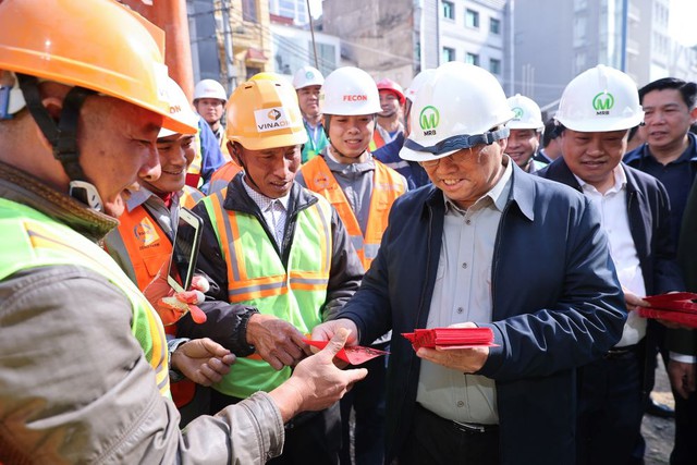 Prime Minister makes field trips to key projects in Ha Noi, HCMC- Ảnh 2.