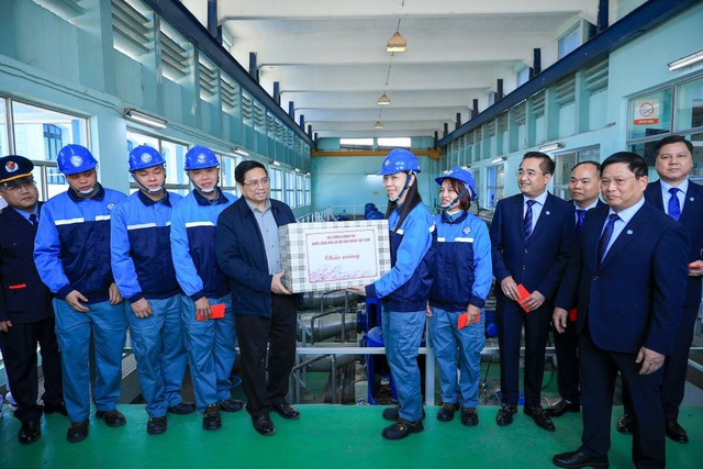 Prime Minister makes field trips to key projects in Ha Noi, HCMC- Ảnh 4.