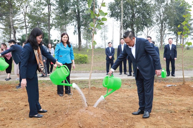 Mayor urges hi-tech firms to boost production after Tet holidays- Ảnh 1.