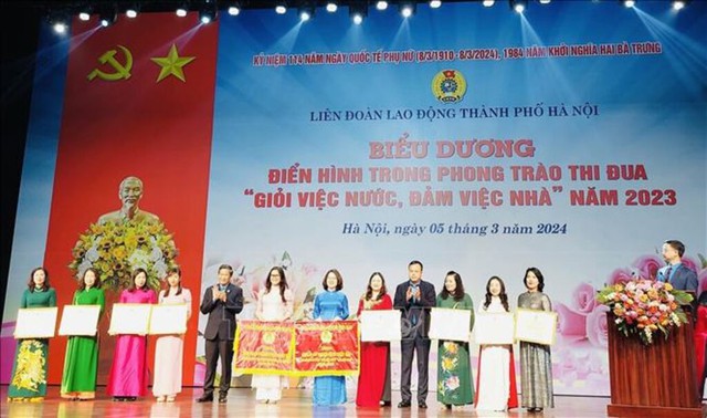 Ha Noi honored outstanding female officials- Ảnh 1.