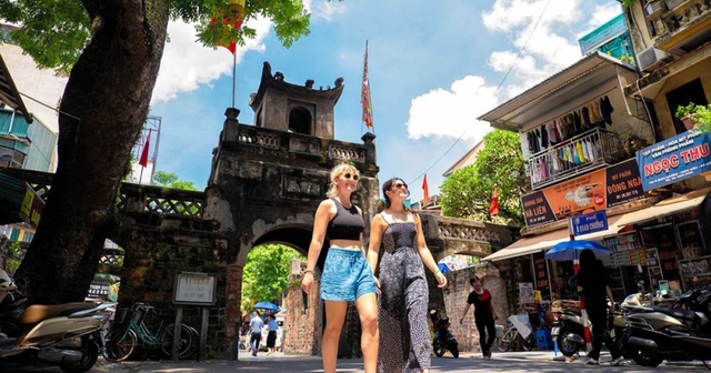 Ha Noi welcomes 740,000 visitors for Reunification Day and May Day- Ảnh 1. Ha Noi welcomes 740,000 visitors for Reunification Day and May Day- Ảnh 1.
