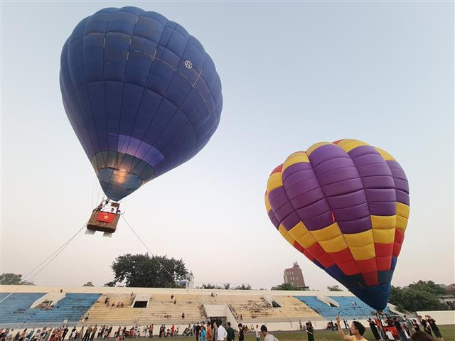 Hot air balloon tour launched- Ảnh 1.
