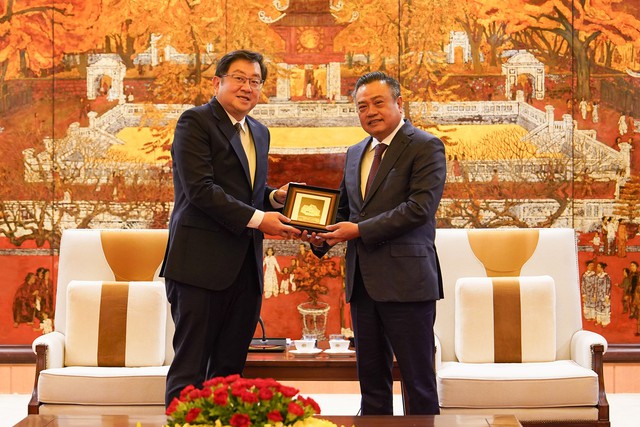 Mayor receives Malaysian Ambassador- Ảnh 1.