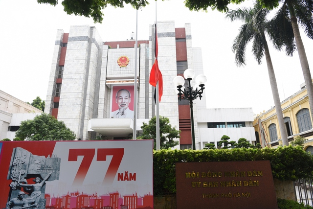 Flags flown at half-mast to honor Party General Secretary Nguyen Phu Trong- Ảnh 1.