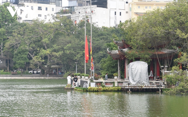 Flags flown at half-mast to honor Party General Secretary Nguyen Phu Trong- Ảnh 2.