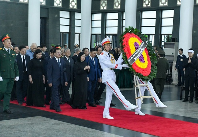 Local officials pay tribute to General Secretary- Ảnh 1.