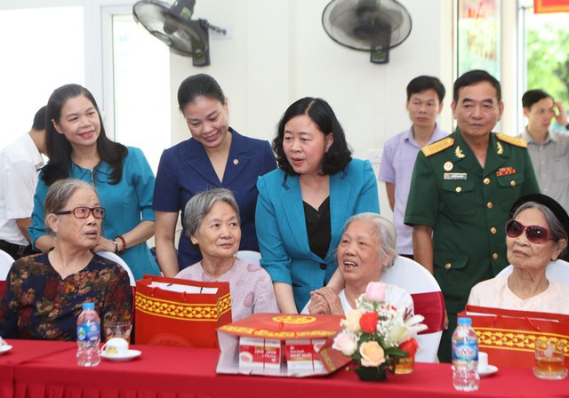 Local leaders pay tribute to martyrs, war invalids- Ảnh 1.