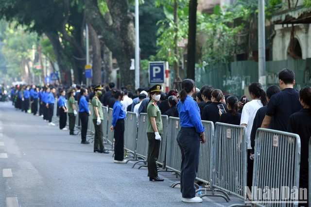 In pictures: People queue up to pay tribute to Party leader - Ảnh 1.