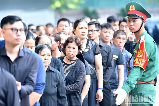 In pictures: People queue up to pay tribute to Party leader - Ảnh 2.