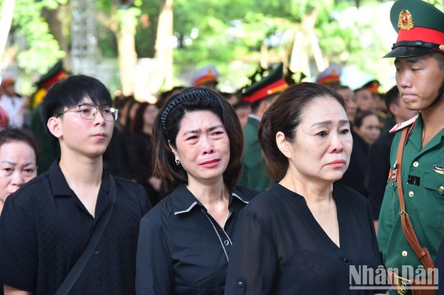 In pictures: People queue up to pay tribute to Party leader - Ảnh 3.