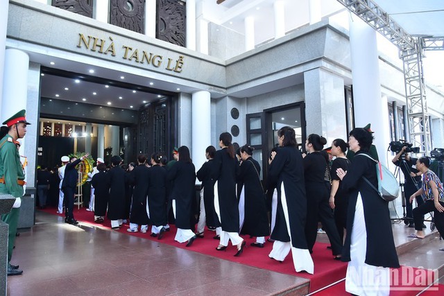 In pictures: People queue up to pay tribute to Party leader - Ảnh 4.