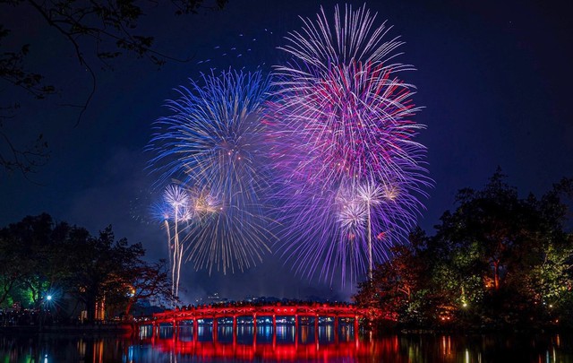 Ha Noi to display fireworks on 70th Liberation Day- Ảnh 1.