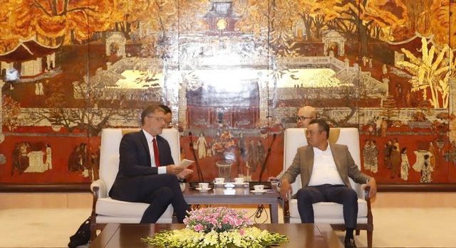 Mayor receives French Ambassador Olivier Brochet- Ảnh 1. Mayor receives French Ambassador Olivier Brochet- Ảnh 1.