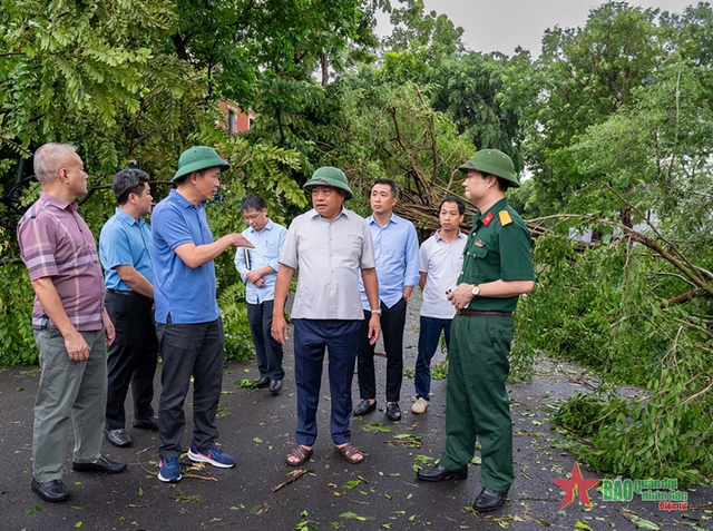 Mayor oversees recovery efforts after typhoon Yagi strikes Ha Noi- Ảnh 1.