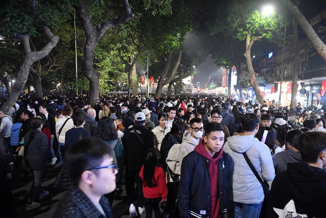 Ha Noi walking street packed with people welcoming the New Year 2025- Ảnh 1.