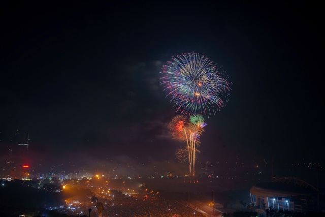 Ha Noi walking street packed with people welcoming the New Year 2025- Ảnh 7.