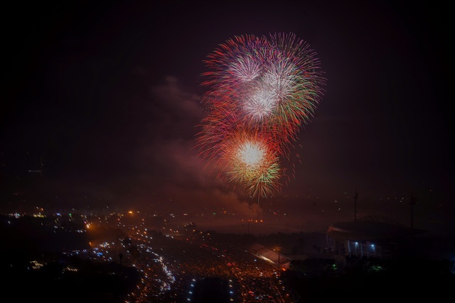 Ha Noi walking street packed with people welcoming the New Year 2025- Ảnh 8.