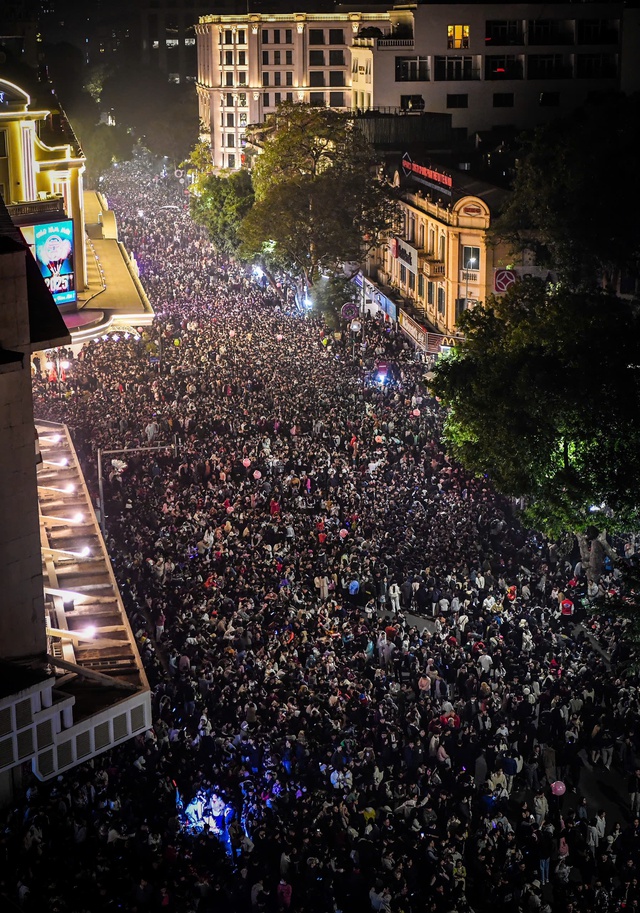 Ha Noi walking street packed with people welcoming the New Year 2025- Ảnh 2.