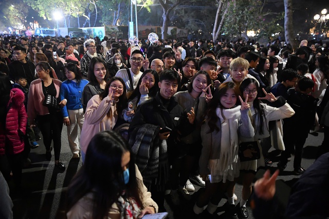 Ha Noi walking street packed with people welcoming the New Year 2025- Ảnh 3.