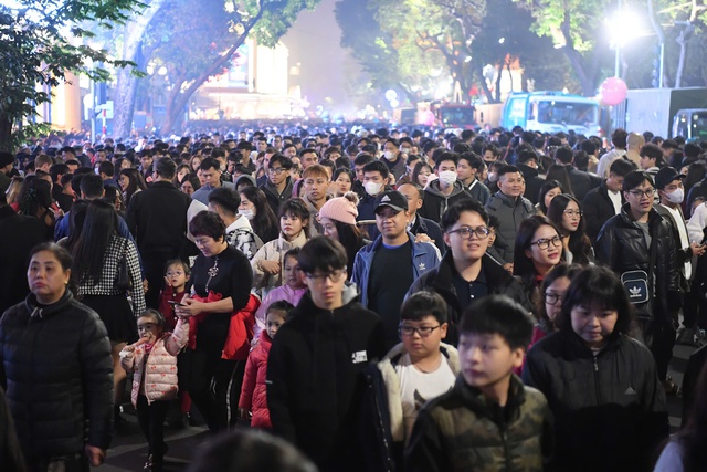 Ha Noi walking street packed with people welcoming the New Year 2025- Ảnh 4.