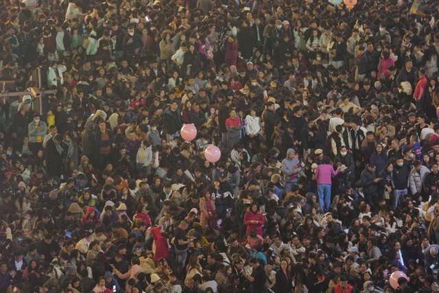 Ha Noi walking street packed with people welcoming the New Year 2025- Ảnh 5.