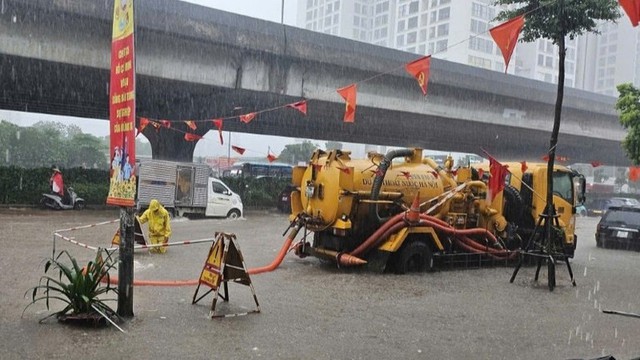 Heavy rains and serious floods disrupt traffic - Ảnh 7.