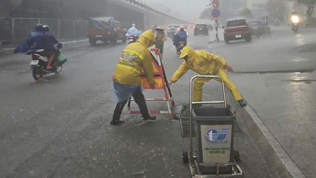 Heavy rains and serious floods disrupt traffic - Ảnh 6.