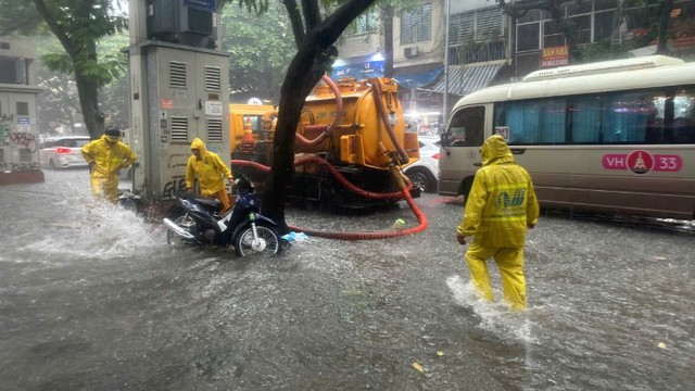 Heavy rains and serious floods disrupt traffic - Ảnh 5.