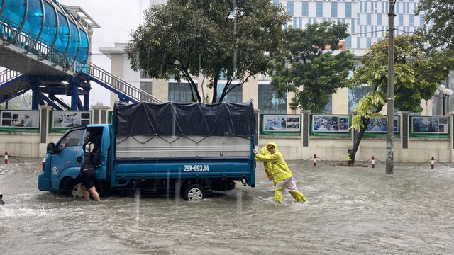 Heavy rains and serious floods disrupt traffic - Ảnh 8.