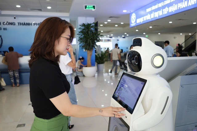 Ha Noi fully digitizes foreign worker management to boost administrative efficiency- Ảnh 1. Ha Noi fully digitizes foreign worker management to boost administrative efficiency- Ảnh 1.