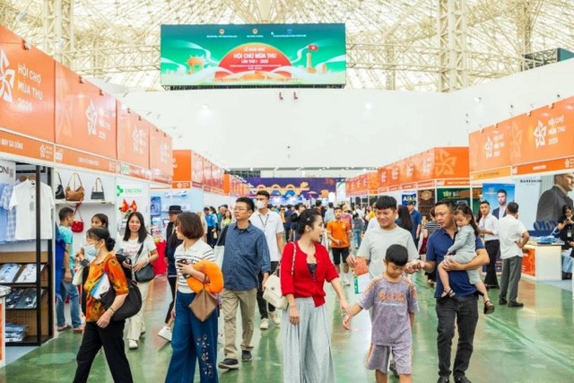 First Golden Autumn Fair draws record-breaking visitors- Ảnh 1. First Golden Autumn Fair draws record-breaking visitors- Ảnh 1.