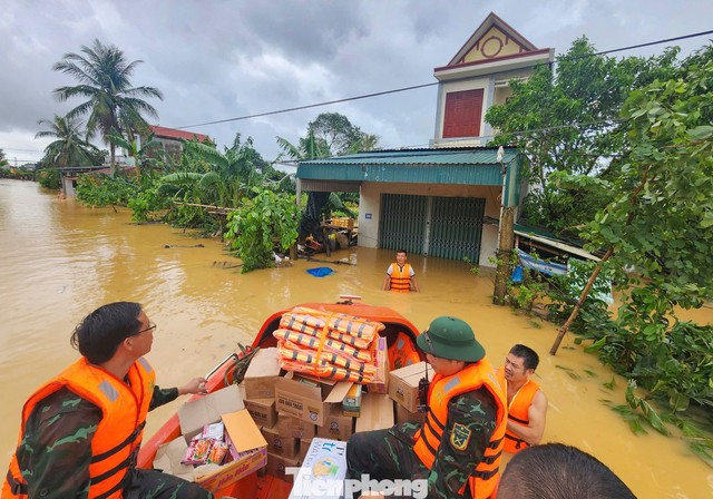 Ha Noi donates VND 55 billion to five Bualoi typhoon-ravaged localities - Ảnh 1.