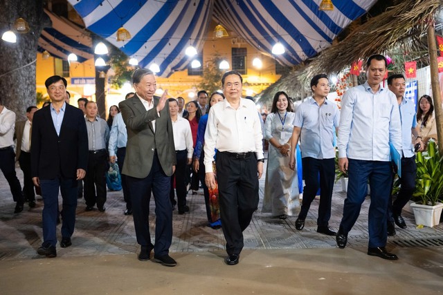 Party chief joins Great National Unity Festival in Ha Noi's Thuong Cat ward- Ảnh 1. Party chief joins Great National Unity Festival in Ha Noi's Thuong Cat ward- Ảnh 1.