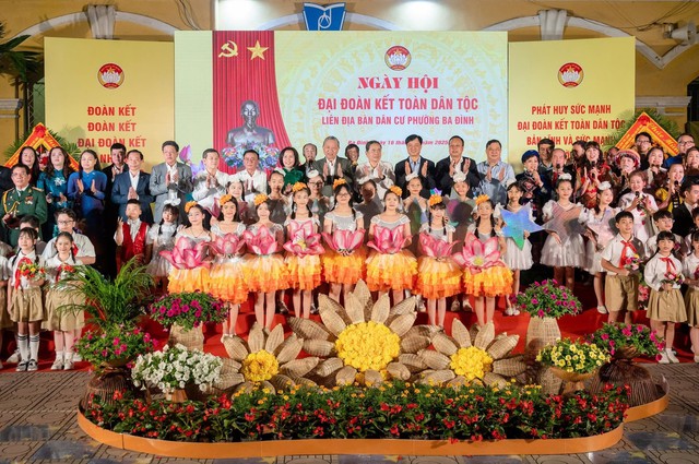 Party chief joins Great National Unity Festival in Ha Noi's Thuong Cat ward- Ảnh 2. Party chief joins Great National Unity Festival in Ha Noi's Thuong Cat ward- Ảnh 2.