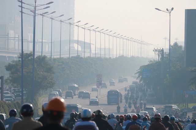 Ha Noi urges residents to stay indoors as air pollution worsens- Ảnh 1.