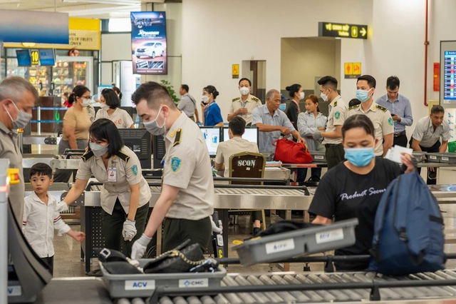 Disease control measures strengthened at Noi Bai International Airport- Ảnh 1.