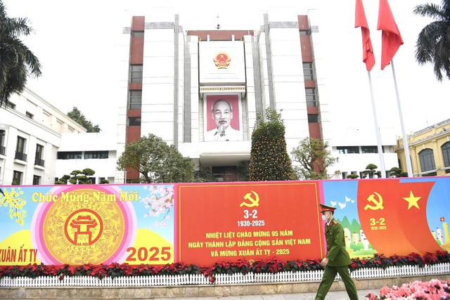 Ha Noi streets decorated on CPV's 95th anniversary- Ảnh 2.