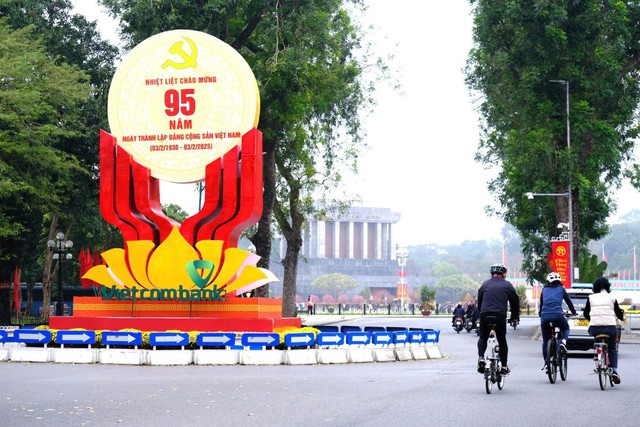 Ha Noi streets decorated on CPV's 95th anniversary- Ảnh 4.