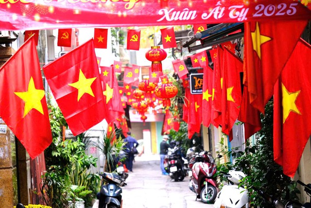 Ha Noi streets decorated on CPV's 95th anniversary- Ảnh 1.