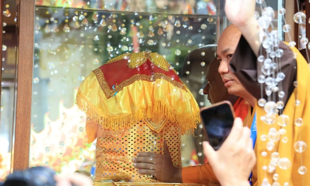 Buddha's sacred relics honored in Ha Noi- Ảnh 5. Buddha's sacred relics honored in Ha Noi- Ảnh 5.