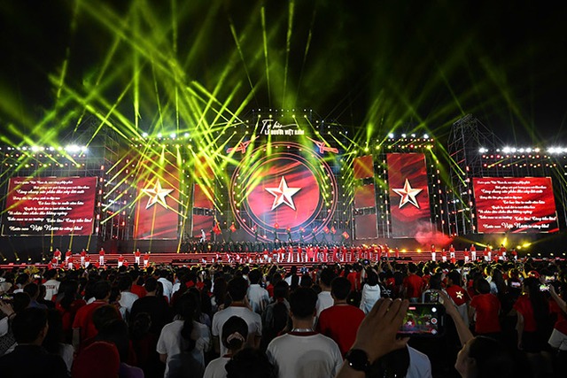 Over 30,000 join in singing at special National Day concert- Ảnh 1.