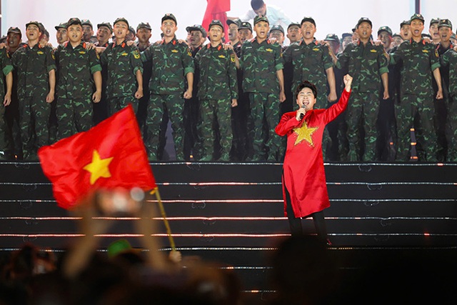 Over 30,000 join in singing at special National Day concert- Ảnh 2.