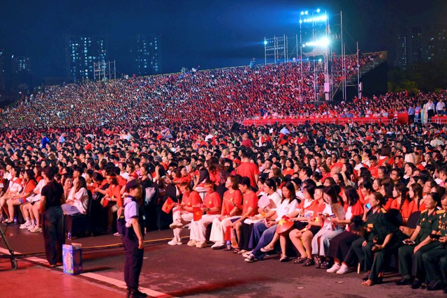 Over 30,000 join in singing at special National Day concert- Ảnh 3.