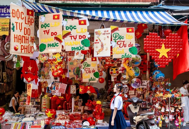 Ha Noi adorned with national flags ahead of National Day celebrations- Ảnh 12. Ha Noi adorned with national flags ahead of National Day celebrations- Ảnh 12.