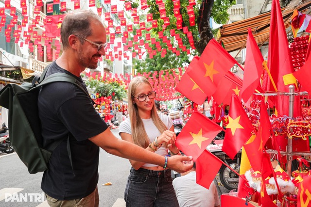 Ha Noi adorned with national flags ahead of National Day celebrations- Ảnh 11. Ha Noi adorned with national flags ahead of National Day celebrations- Ảnh 11.