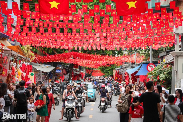 Ha Noi adorned with national flags ahead of National Day celebrations- Ảnh 10. Ha Noi adorned with national flags ahead of National Day celebrations- Ảnh 10.