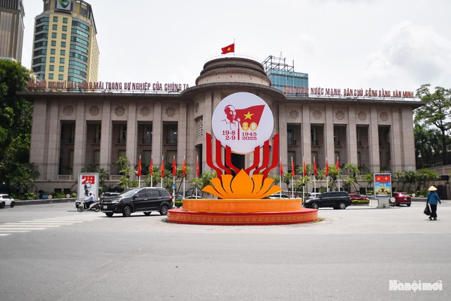 Ha Noi adorned with national flags ahead of National Day celebrations- Ảnh 5. Ha Noi adorned with national flags ahead of National Day celebrations- Ảnh 5.