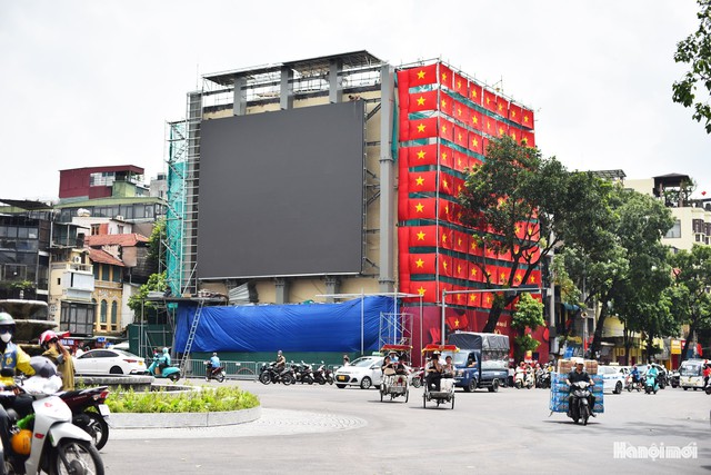 Ha Noi adorned with national flags ahead of National Day celebrations- Ảnh 7. Ha Noi adorned with national flags ahead of National Day celebrations- Ảnh 7.
