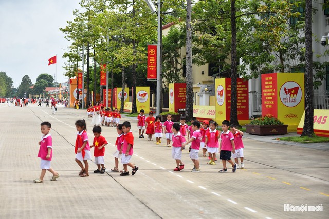 Ha Noi adorned with national flags ahead of National Day celebrations- Ảnh 2. Ha Noi adorned with national flags ahead of National Day celebrations- Ảnh 2.